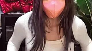 【個撮】マスク美女の女装が配信しながらオナニーする動画