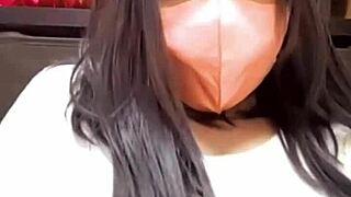 【個撮】マスク美女の女装が配信しながらオナニーする動画
