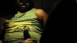 Gostosa fode no carro estacionado com tesao a mil enquanto pedestres passam 😏