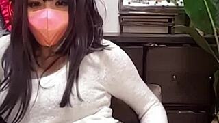 【個撮】マスク美女の女装が配信しながらオナニーする動画