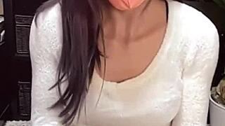 【個撮】マスク美女の女装が配信しながらオナニーする動画