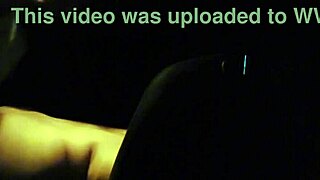 Gostosa fode no carro estacionado com tesao a mil enquanto pedestres passam 😏