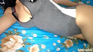 modelo tetona masturbando a su amigo para deslecharlo