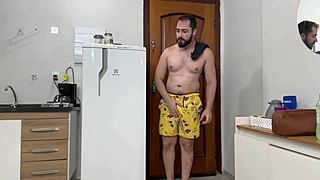 Novinho convence diarista a dar buceta para encher de leite