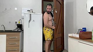 Novinho convence diarista a dar buceta para encher de leite