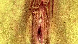 euroslut rubs her big clit close up until she squirts