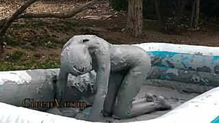 Ciren v does clay sploshing in the pool 😜