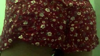 Bajo falda de mi vecina y terminamos cogiendo