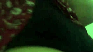 Bajo falda de mi vecina y terminamos cogiendo