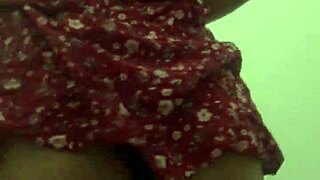 Bajo falda de mi vecina y terminamos cogiendo