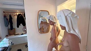 Dos Mujeres Se Ponen Crema Sobre Sus Cuerpos Desnudos