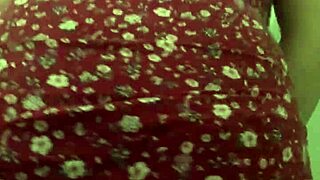 Bajo falda de mi vecina y terminamos cogiendo