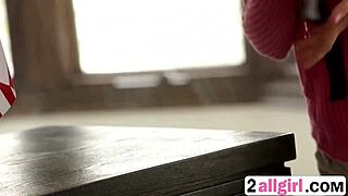 i love watching glamour babes smoke and kiss juicy wet pussies