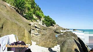 trailer na praia com microbikini mostrando a buceta chupando pau de estranho e fodendo na frente de todos