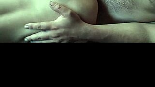 Culeando a madura mientras sus hijos no están en el dormitorio