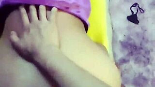 Bonita estudiante en lenceria seduce bodybuilder muscular