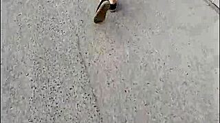 Acosando a madura culona en falda en las calles de lima