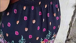 Acosando a madura culona en falda en las calles de lima