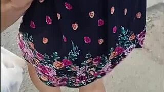 Acosando a madura culona en falda en las calles de lima