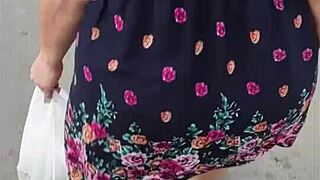 Acosando a madura culona en falda en las calles de lima