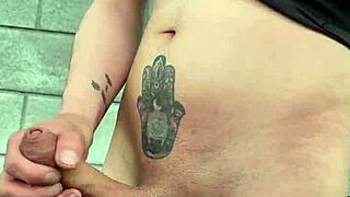 me quit� los pantalones y me hago una buena paja en un lugar p�blico