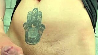 me quit� los pantalones y me hago una buena paja en un lugar p�blico