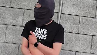 me quit� los pantalones y me hago una buena paja en un lugar p�blico