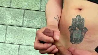 me quit� los pantalones y me hago una buena paja en un lugar p�blico