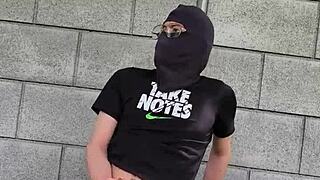 me quit� los pantalones y me hago una buena paja en un lugar p�blico