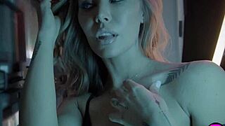 Big ass tattooed milf model nicole aniston exposed