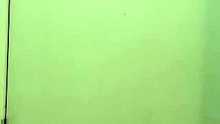 Peguei ela no flagra tomando banho e cair de boca na buceta