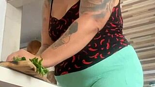 Called Big Pussy Friend For Lunch Help