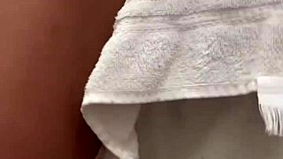 Peguei ela no flagra tomando banho e cair de boca na buceta