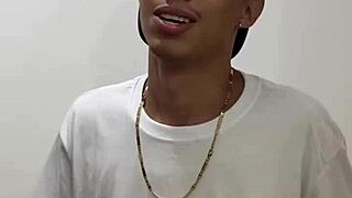 Peguei ela no flagra tomando banho e cair de boca na buceta