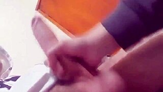 sumisa chupando el pene a su chico para tenerlo contento