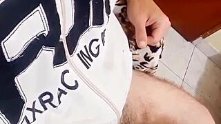 sumisa chupando el pene a su chico para tenerlo contento