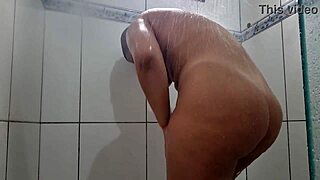 minha enteada toma banho com sua bunda enorme e deixa meu banheiro todo molhado, ahh que delicia...
