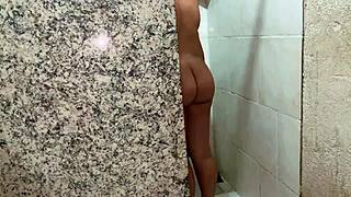 A vizinha tomando banho raspando a buceta e entrei na buceta dela