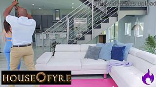 Housewife cheats on her husband with delivery man -ding dong