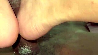 Footjob fazendo massagem no pau do nego com meus pes