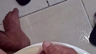 meu banheiro está todo melado depois de uma sessão de masturbação com creampie 😏