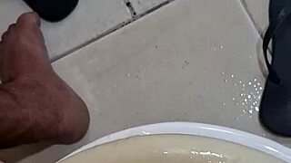 meu banheiro está todo melado depois de uma sessão de masturbação com creampie 😏