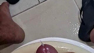 meu banheiro está todo melado depois de uma sessão de masturbação com creampie 😏