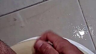 meu banheiro está todo melado depois de uma sessão de masturbação com creampie 😏