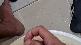 meu banheiro está todo melado depois de uma sessão de masturbação com creampie 😏