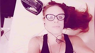 nikkabunny - trans branquinha dotada gozando gostoso.