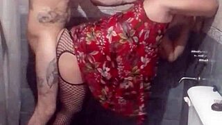 Destrozo a Mi Vecina Bajo la Ducha