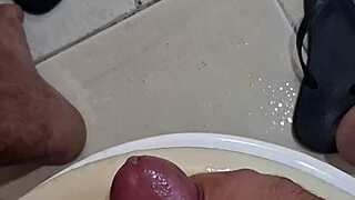 meu banheiro está todo melado depois de uma sessão de masturbação com creampie 😏
