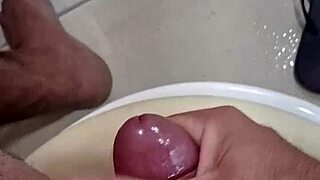 meu banheiro está todo melado depois de uma sessão de masturbação com creampie 😏
