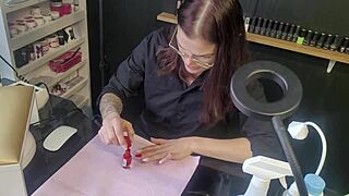 Manicurist prefers blowjob over manicure?